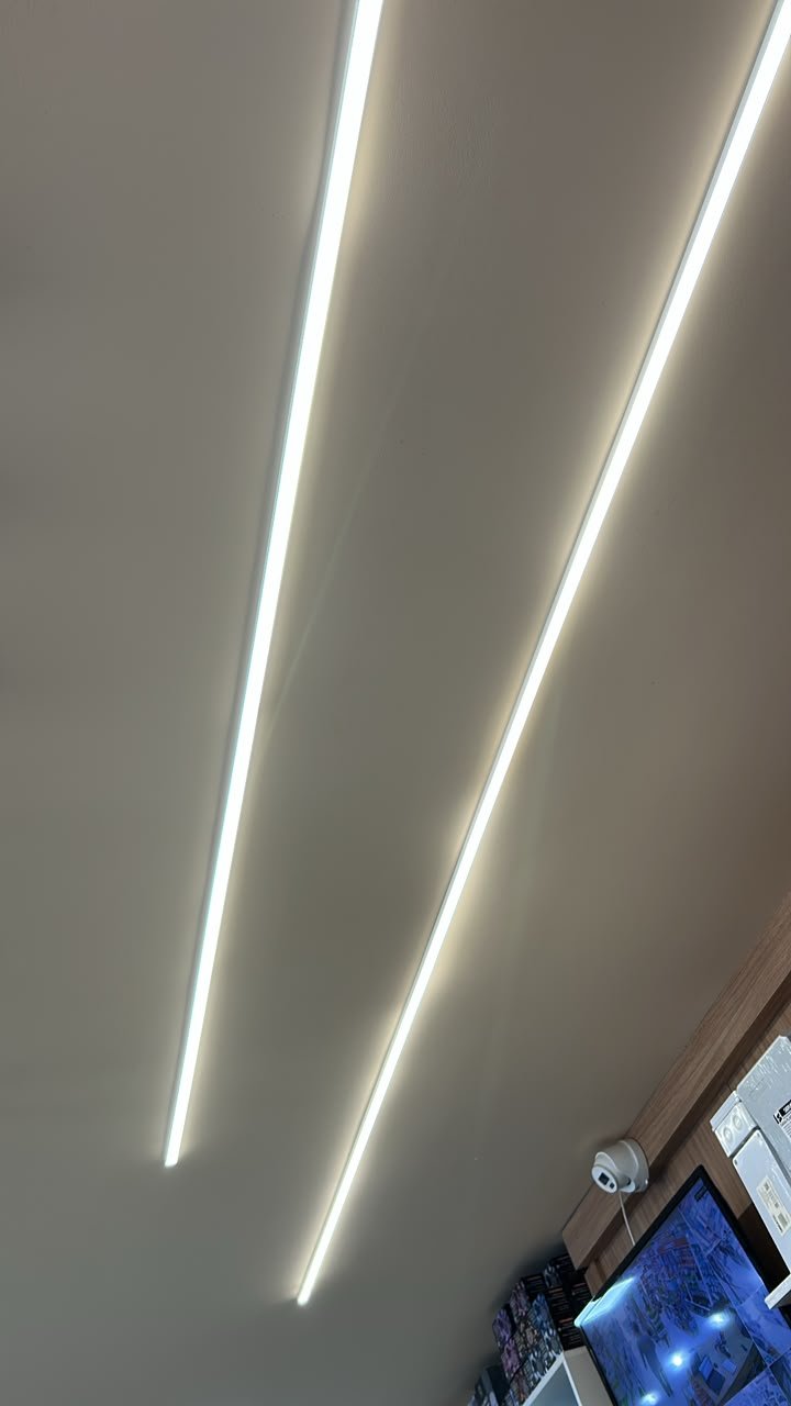 Prateleiras com variedade de produtos elétricos