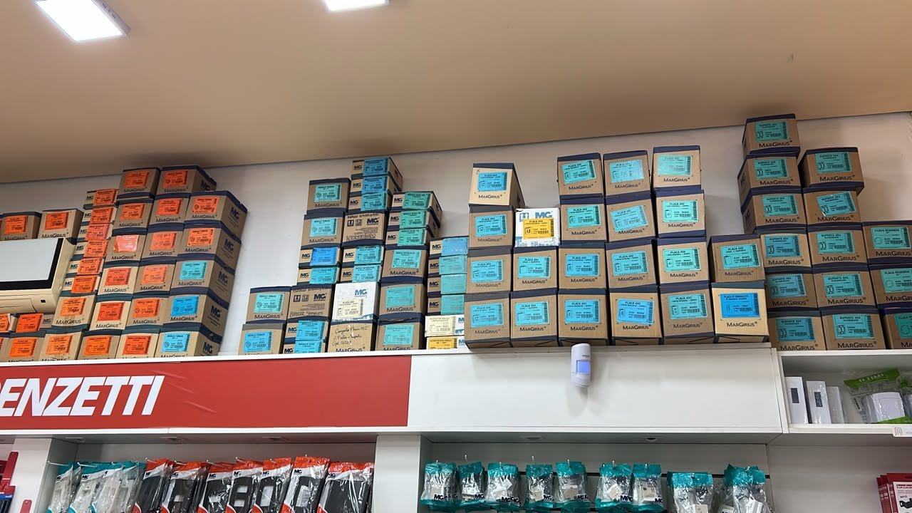 Luminárias de teto expostas na loja