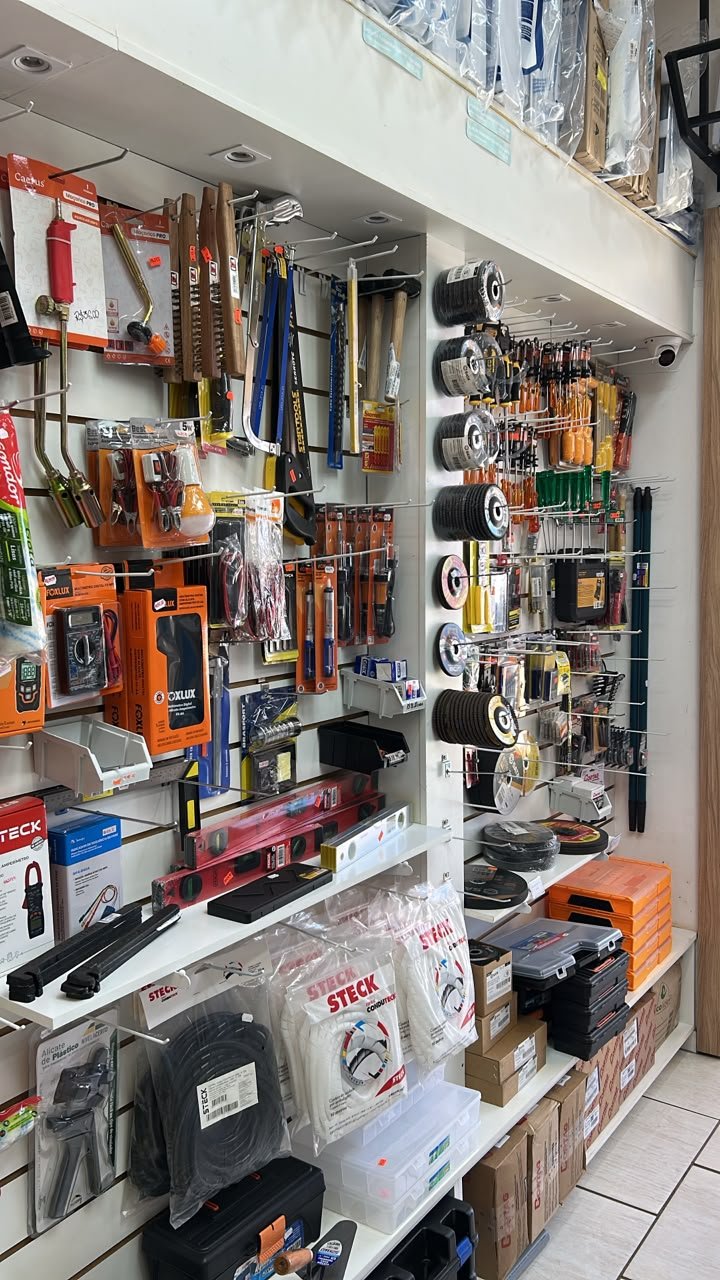 Fios e cabos elétricos na loja da Suman
