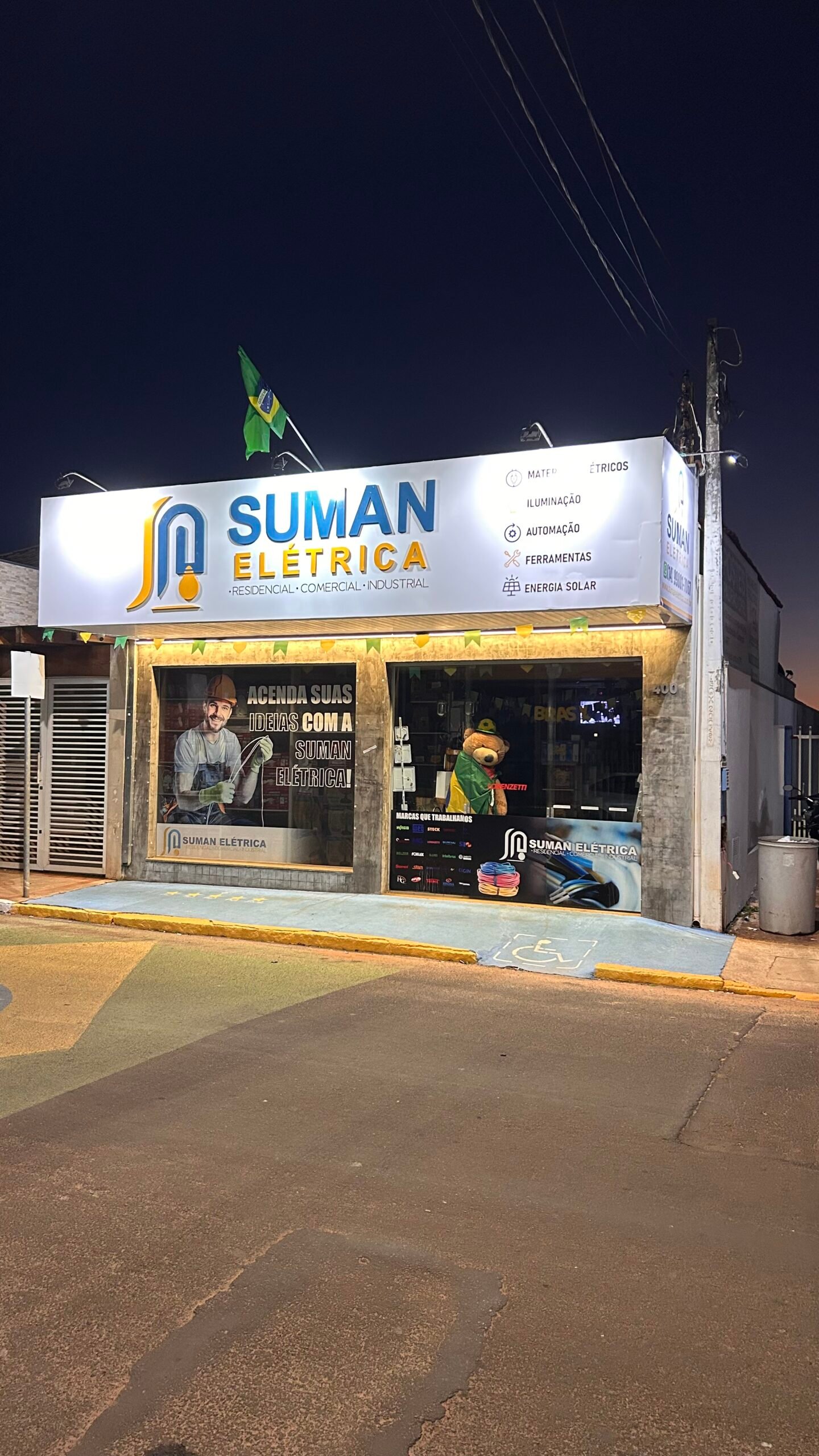 Loja da Suman Elétrica com materiais elétricos e iluminação expostos
